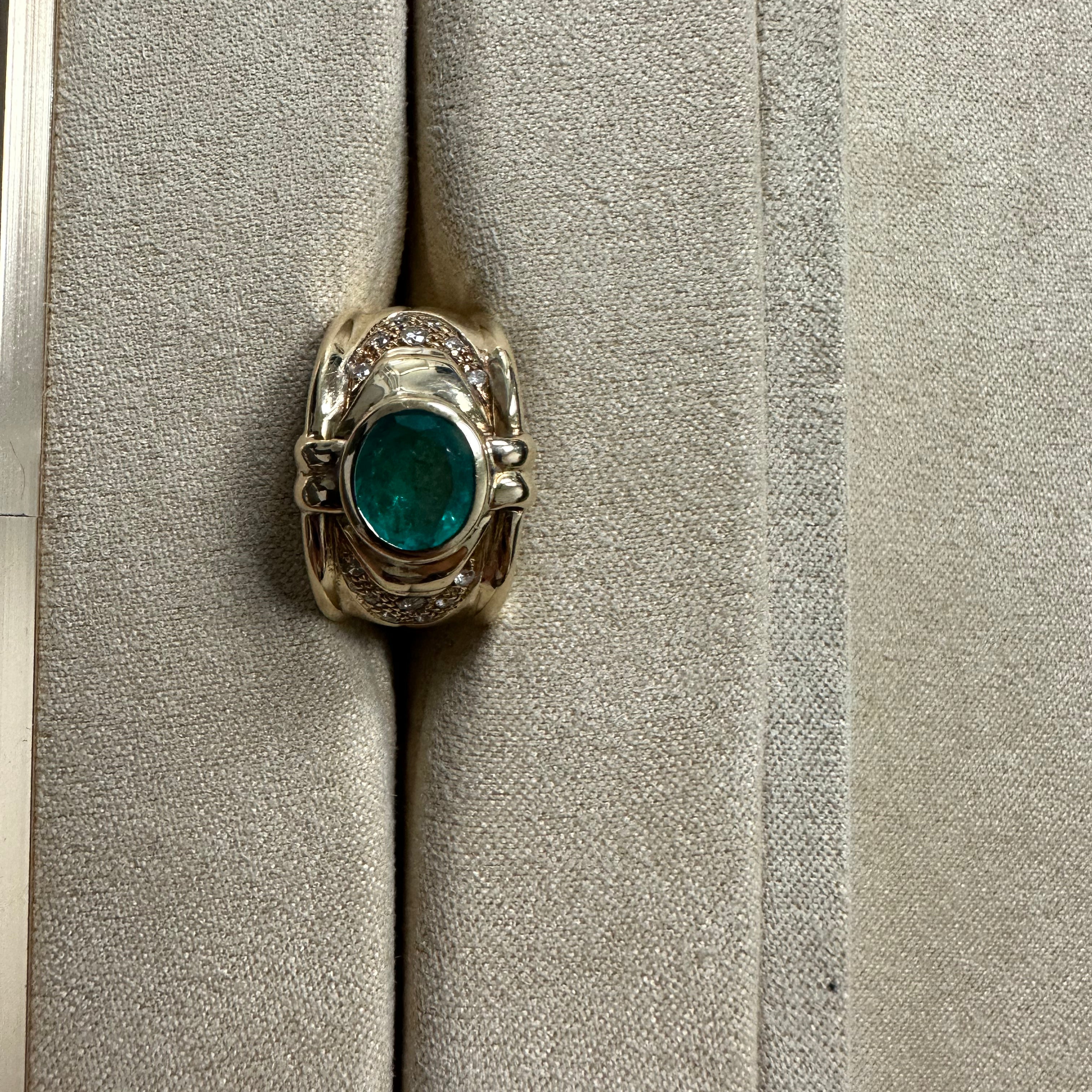 Natural emerald ring in 18k
